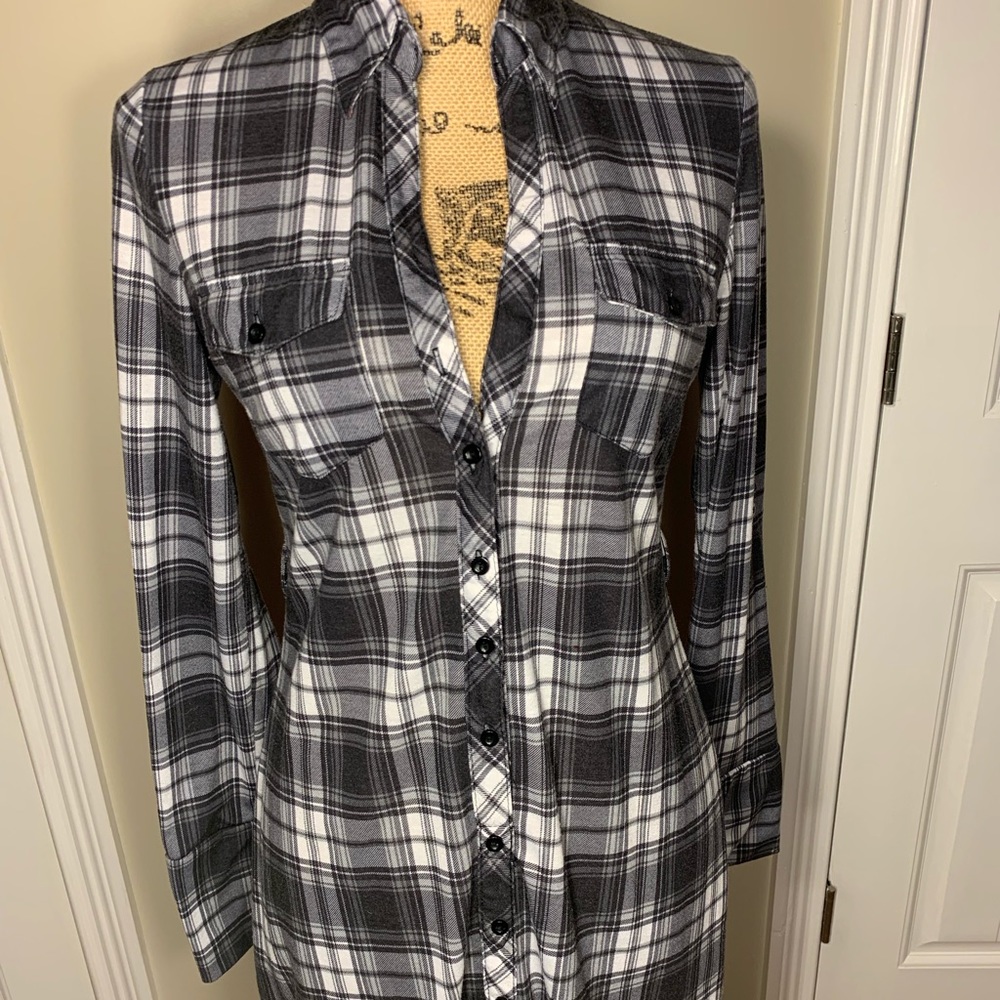 Comfy long sleeve shirt. No stains.